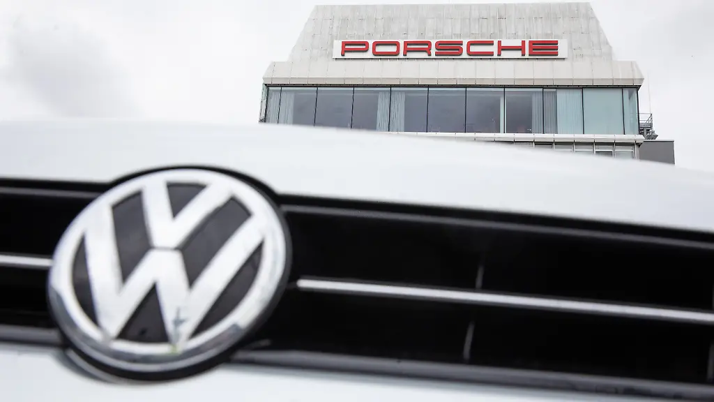 Das-Volkswagen-Logo-ist-am-Porsche-Firmensitz-in-Stuttgart-Zuffenhausen-vor-einem-Gebaeude-mit-einem-Porsche-Schriftzug-zu-sehen-Der-Volkswagen-Konzern-will-seine-Sportwagentochter-Porsche-AG-an-die-Boerse-bringen