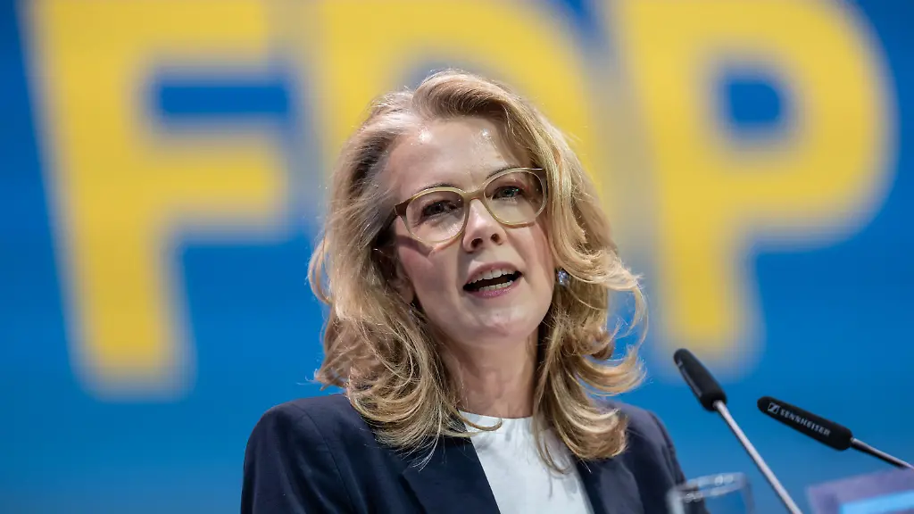 Linda-Teuteberg-spricht-beim-FDP-Bundesparteitag-bei-ihrer-Bewerbungsrede-als-stellvertretende-Vorsitzende