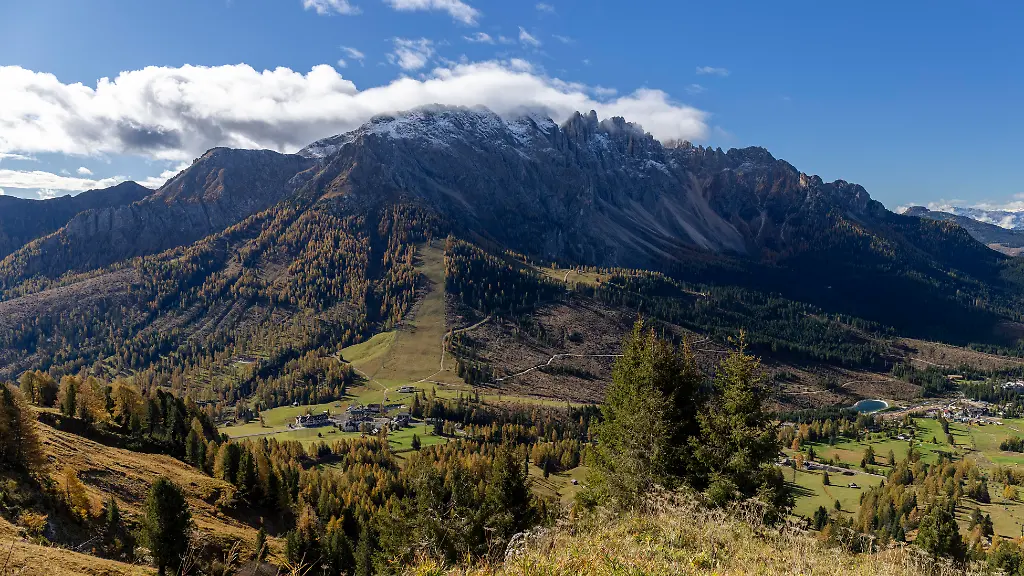 Blick-auf-den-Latemar-vom-Rosengartenmassiv-dazwischen-Karerpass-Carezza-Dolomiten-Suedtirol-Italien-Europa