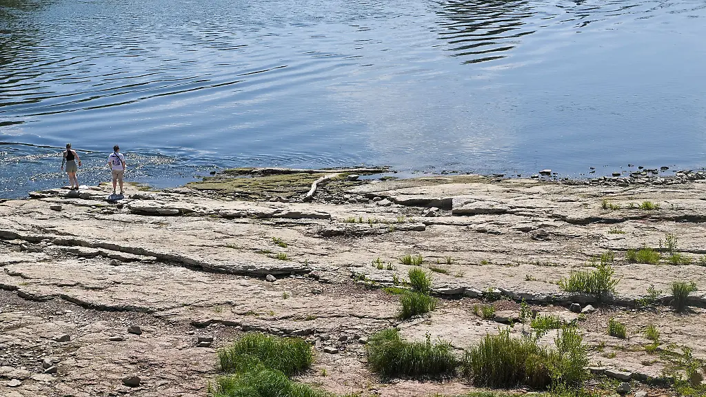 Die-Trockenheit-der-vergangenen-Tage-hat-an-der-Elbe-zu-extremem-Niedrigwasser-gefuehrt