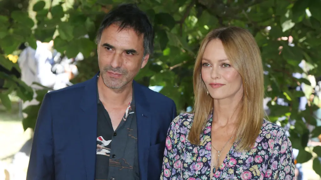 Samuel-Benchetrit-and-Vanessa-Paradis-during-Cette-Musique-ne-joue-pour-Personne-Photocall-as-part-of-the-14th-Angouleme-Film-Festival-in-Angouleme-in-France-28-August-2021-Photo-by-Jerome-Domine-ABACAPRESS