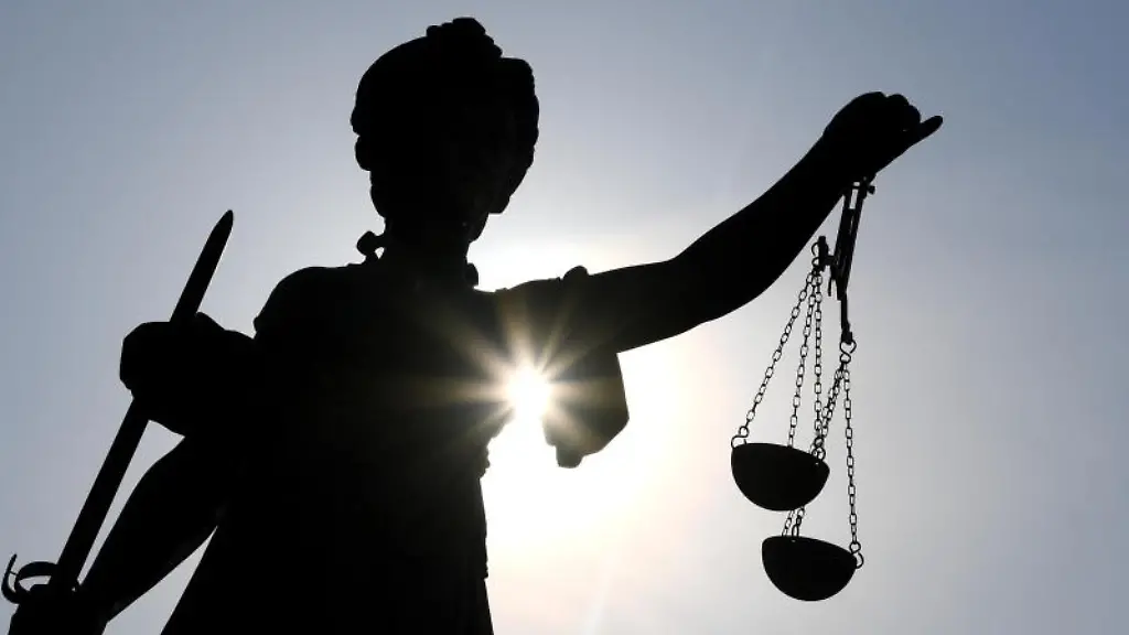 Die-Statue-der-Justitia-mit-einer-Waage-und-einem-Schwert-in-der-Hand