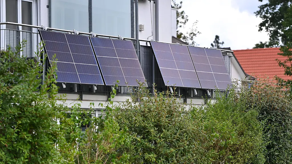 Balkonkraftwerke-sind-eine-Investition-in-die-dezentrale-Energiegewinnung