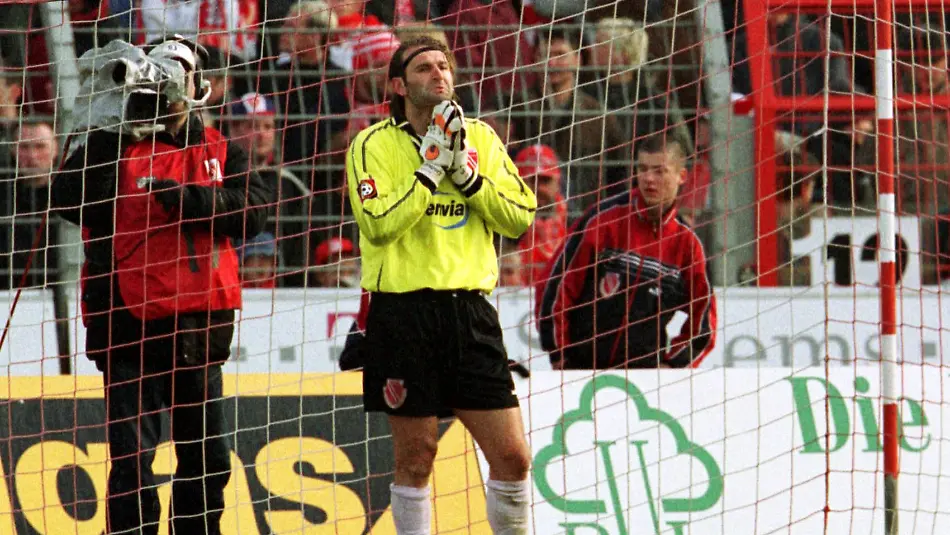 Bildnummer-00501187-Datum-06-04-2002-Copyright-imago-Hoehne-Torwart-Tomislav-Piplica-Cottbus-fassungslos-nach-seinem-Eigentor-quer-Torhueter-Keeper-Pechvogel-enttaeuscht-verzweifelt-Fassungslosigkeit-Frust-frustriert-beten-Gebet-Saison-2001-2002-FC-Energie-Cottbus-Borussia-Moenchengladbach-3-3-Vneg-Cottbus-Stadion-der-Freundschaft-Enttaeuschung-Verzweiflung-Fussball-1