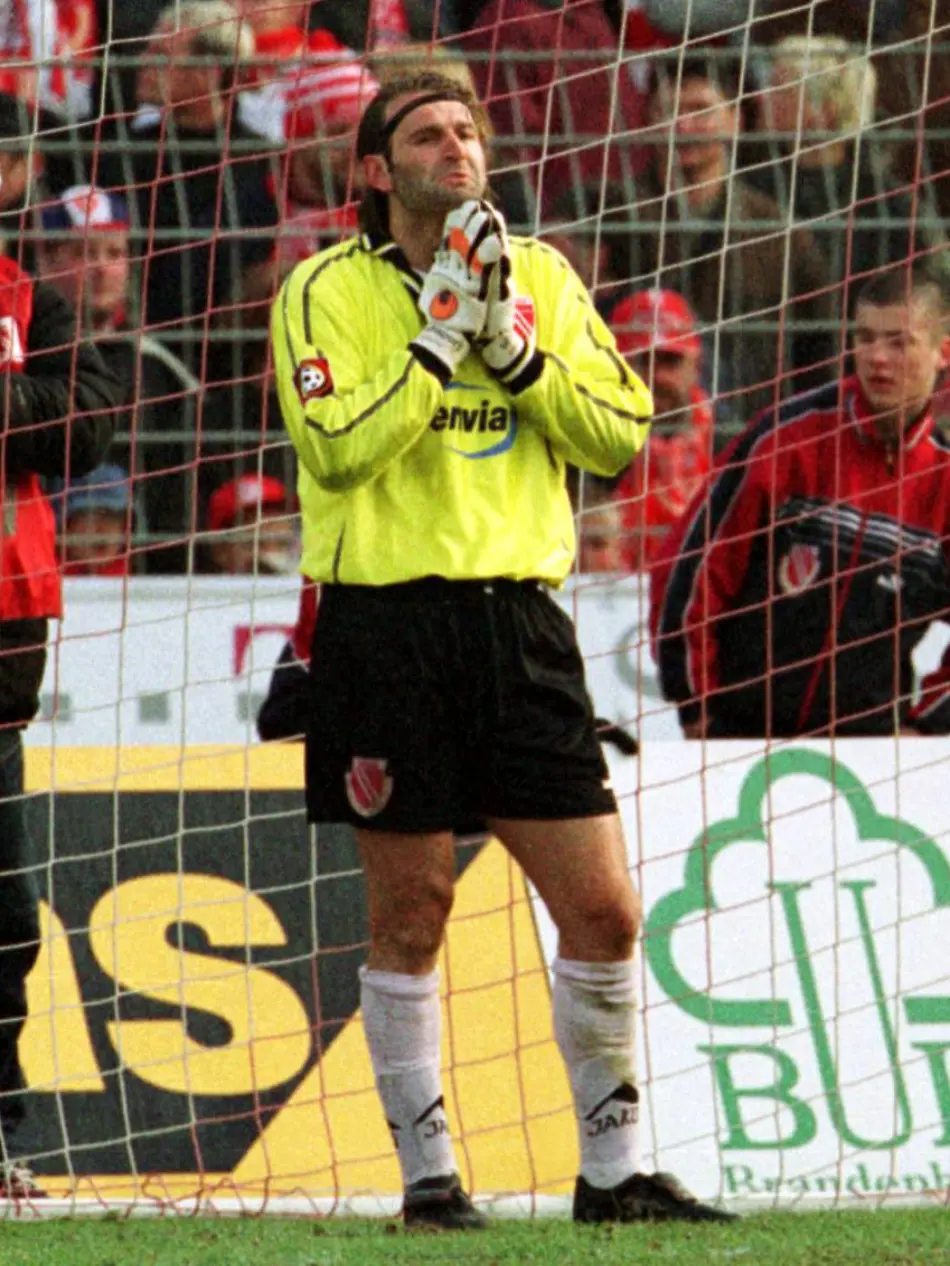 Bildnummer-00501187-Datum-06-04-2002-Copyright-imago-Hoehne-Torwart-Tomislav-Piplica-Cottbus-fassungslos-nach-seinem-Eigentor-quer-Torhueter-Keeper-Pechvogel-enttaeuscht-verzweifelt-Fassungslosigkeit-Frust-frustriert-beten-Gebet-Saison-2001-2002-FC-Energie-Cottbus-Borussia-Moenchengladbach-3-3-Vneg-Cottbus-Stadion-der-Freundschaft-Enttaeuschung-Verzweiflung-Fussball-1