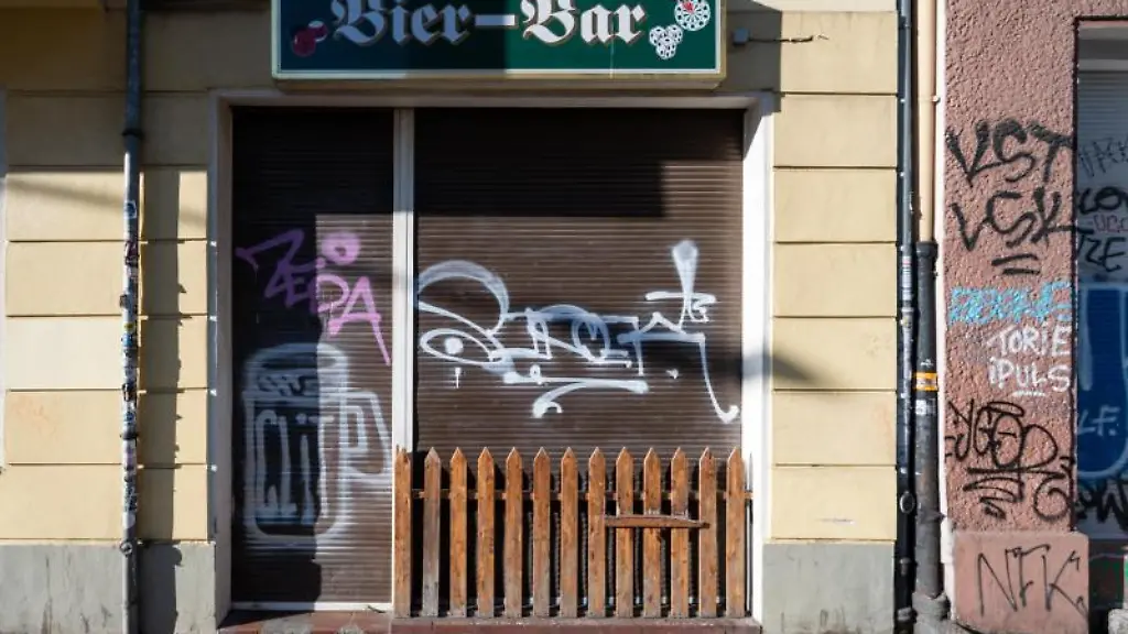 An-einer-Bar-in-Berlin-sind-die-Rollaeden-geschlossen