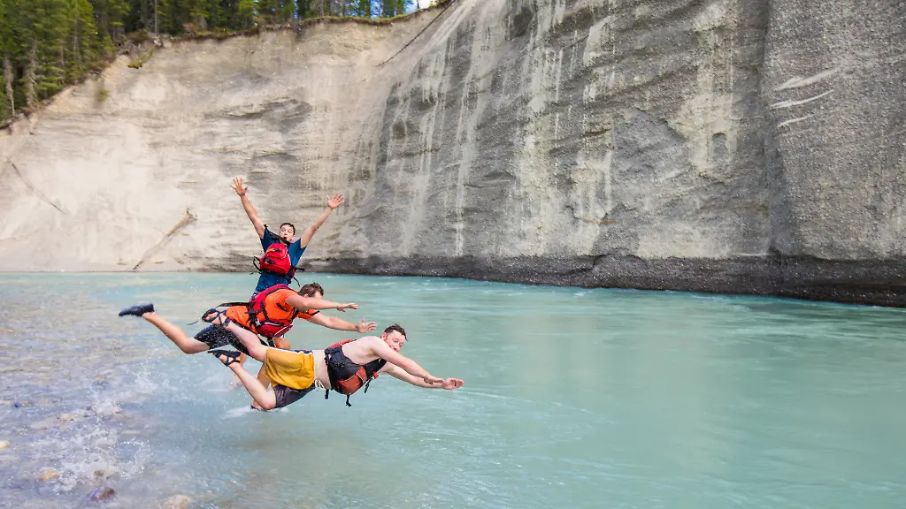 Rettungswesten-Auftriebshilfen-und-Schwimmbojen-koennen-das-Risiko-im-Wasser-senken