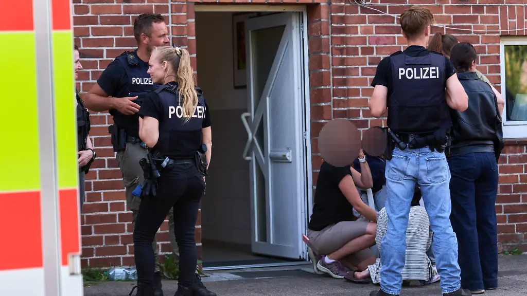 Einsatzkraefte-der-Polizei-stehen-vor-einem-Hauseingang-Die-Polizei-hat-am-Vormittag-ein-totes-Kleinkind-gefunden-Mit-grosser-Wahrscheinlichkeit-handelt-es-sich-um-das-vermisste-Maedchen-wie-die-Polizei-mitteilte