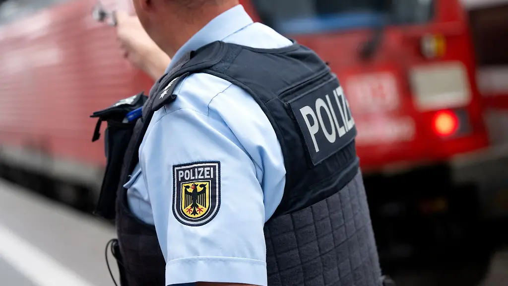 Eine-Streife-der-Bundespolizei-nahm-den-Mann-vorlaeufig-fest