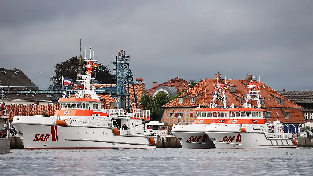 Der-Seenotrettungskreuzer-Harro-Koebke-l-war-an-dem-Rettungseinsatz-fuer-den-Segler-vor-Ruegen-beteiligt