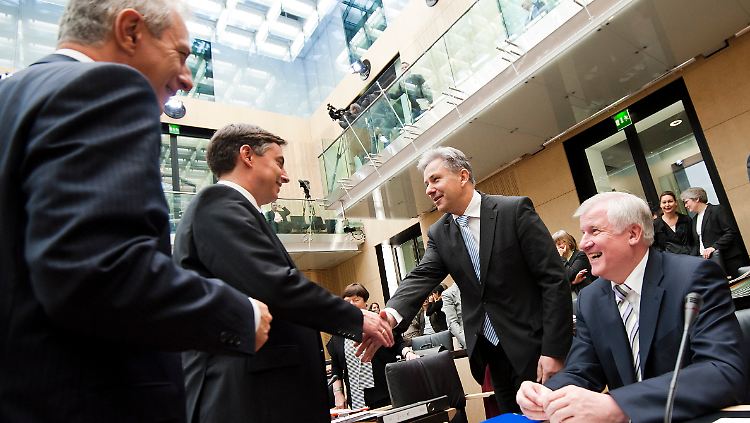 Länderchefs unter sich: (von links) Sachsens Ministerpräsident Stanislav Tillich, Niedersachsens Ministerpräsident David McAllister, der Regierende Bürgermeister Klaus Wowereit und Bayerns Ministerpräsident Horst Seehofer unterhalten sich im Bundesrat.