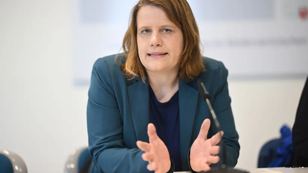 Kultusministerin-Julia-Willie-Hamburg-Gruene-entschuldigte-sich-bei-den-Betroffenen