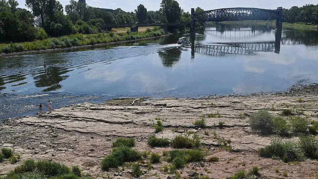 Nur-noch-Freizeitwassersportler-sind-auf-der-Elbe-bei-Magdeburg-unterwegs