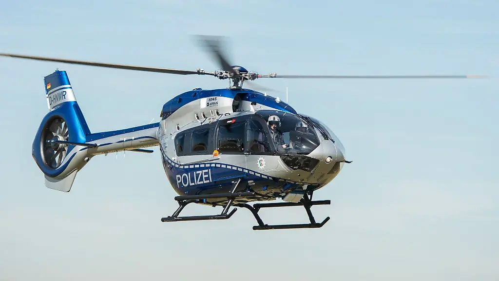 Die-Polizei-suchte-den-Taeter-mit-einem-Polizeihubschrauber