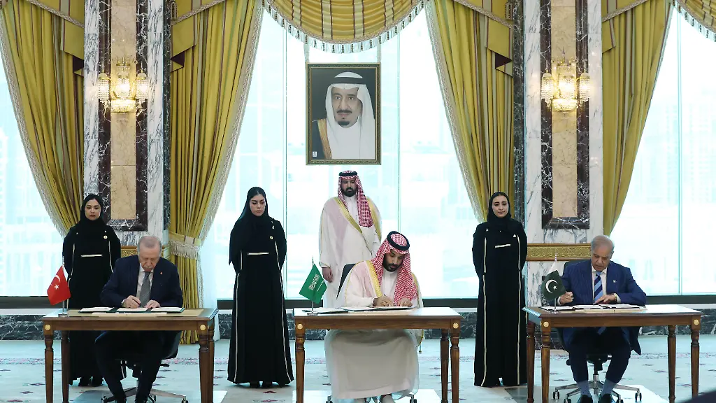 MECCA-SAUDI-ARABIA-AUGUST-7-EDITORIAL-USE-ONLY-MANDATORY-CREDIT-TURKISH-PRESIDENCY-MURAT-CETINMUHURDAR-HANDOUT-NO-MARKETING-NO-ADVERTISING-CAMPAIGNS-DISTRIBUTED-AS-A-SERVICE-TO-CLIENTS-Turkish-President-Recep-Tayyip-Erdogan-L-Saudi-Crown-Prince-Mohammed-bin-Salman-C-and-Pakistani-Prime-Minister-Shehbaz-Sharif-R-sign-a-trilateral-defense-agreement-in-Mecca-Saudi-Arabia-on-August-7-2026