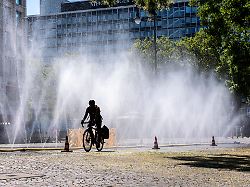 Verdunstung auf Dächern: Wie Regenwasser zur Kühlung von Städten genutzt werden kann
