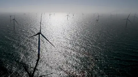epi_1055282099_REUTERSFOTO_2026-08-06T161143Z 695011318 RC2SZZ9H7QMA RTRMADP 3 USA-TRUMP-OFFSHOREWIND-RWE.JPG_FILE PHOTO_ Wind tur