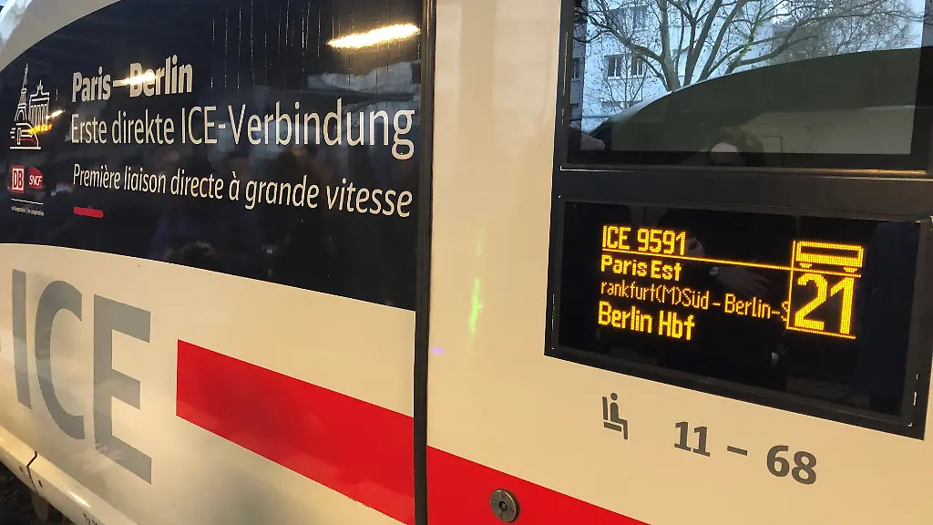 Der-erste-direkte-ICE-von-Paris-nach-Berlin-steht-zur-Abfahrt-bereit-Der-kurz-vor-Weihnachten-gestartete-direkte-ICE-zwischen-Paris-und-Berlin-stoesst-auf-grosse-Nachfrage-bei-den-Reisenden-Wenn-der-Trend-anhaelt-wollen-beide-Bahnen-einen-Ausbau-der-Verbindung-pruefen-und-auch-zwischen-Paris-und-Muenchen-soll-es-demnaechst-mehr-Direktverbindungen-geben