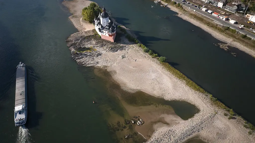 Entscheidend-fuer-die-Schifffahrt-ist-nach-Angaben-der-IHK-Pfalz-vor-allem-der-Pegel-Kaub-am-Mittelrhein