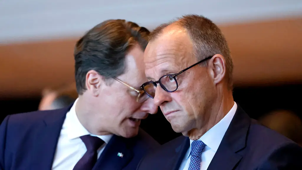 NRW-Ministerpraesident-Hendrik-Wuest-CDU-und-Bundeskanzler-Friedrich-Merz-CDU-auf-dem-Landesparteitag-der-CDU-NRW-im-Maritim-Hotel-Duesseldorf-Duesseldorf-04-07