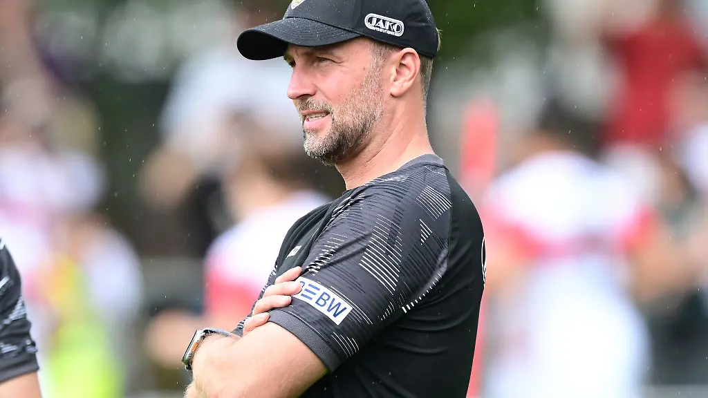 Gibt-sich-entspannt-VfB-Trainer-Sebastian-Hoeness