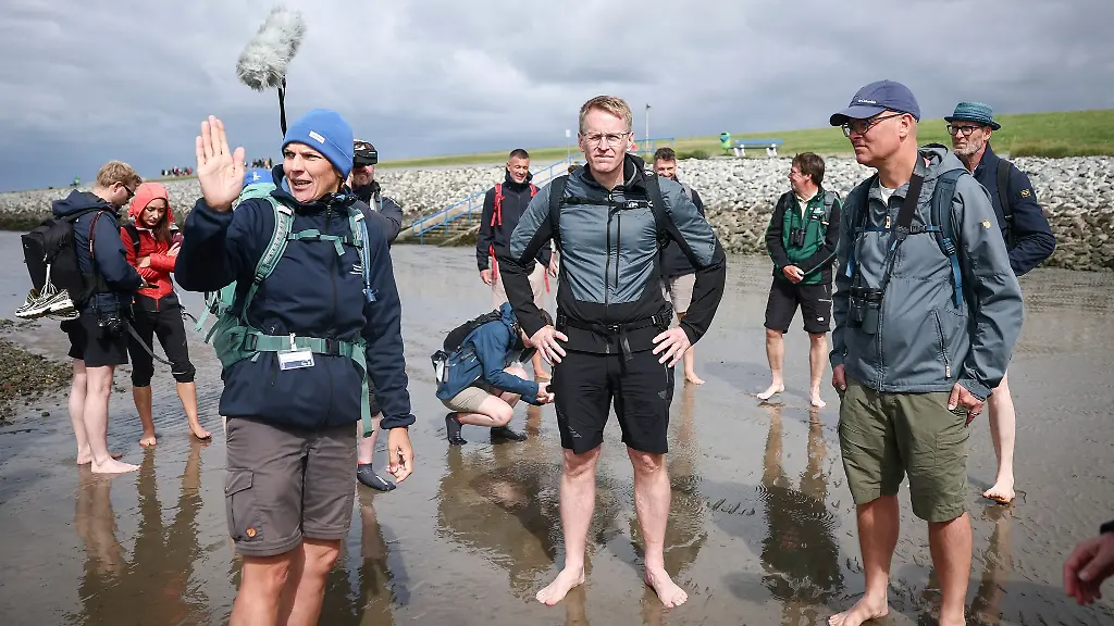 Ministerpraesident-Guenther-und-Umweltminister-Goldschmidt-informieren-sich-bei-einer-Wattwanderung-im-Nationalpark-Wattenmeer