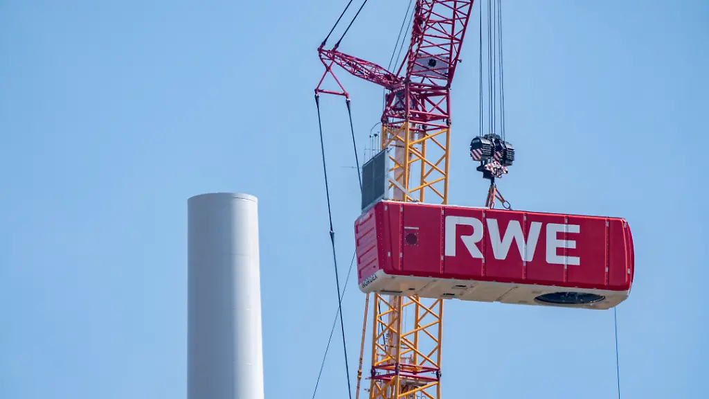 Baustelle-des-neuen-Windpark-Bedburg-3-auf-rekultiviertem-TagebaugelA-nde-9-Windkraftwerke-mit-einer-Leistung-von-60-Megawatt-werden-neu-gebaut-Montage-der-Maschinenhaus-Gondel-des-Windrads-Typ-Nordex-Delta-4000-Serie-betrieben-von-RWE-und-der-Stadt-Bedburg-NRW-Deutschland