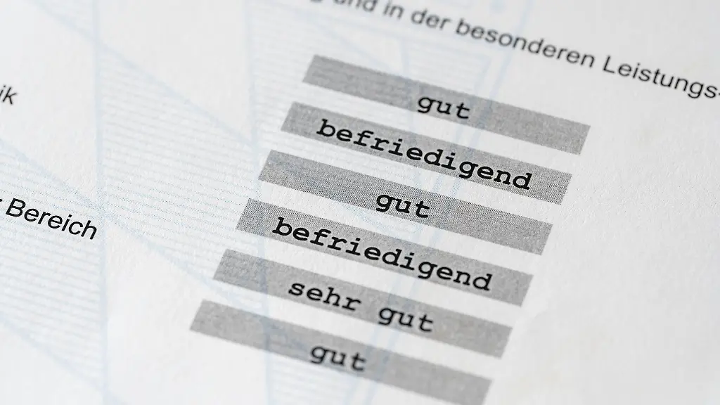 Baieri-Saksamaa-29-juuli-2023-Dokument-erinevate-kooliainete-hindedega-tunnistusel-Suemboolne-pildiaruanne-koolis-Dokument-mit-den-Noten-verschiedener-Schulfaecher-auf-einem-Zeugnis