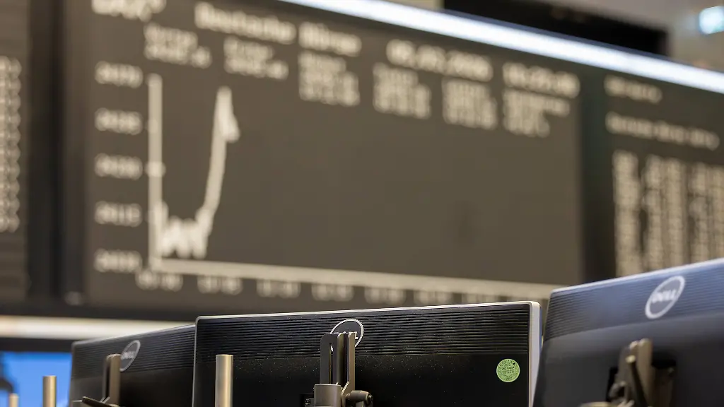 Frankfurter-Boerse-05-03-2026-Monitore-der-Boersenhaendler-vor-der-DAX-Tafel-auf-dem-Boersenparkett-der-Frankfurter-Wertpapierboerse