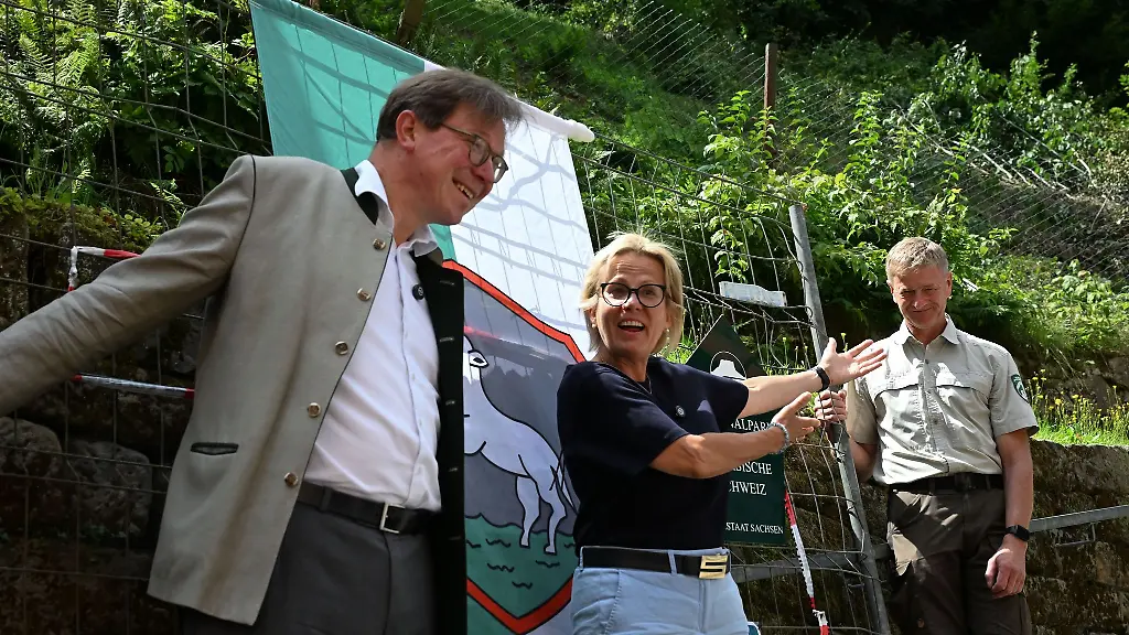 Umweltminsiter-Georg-Ludwig-von-Breitenbuch-und-Tourismusministerin-Barbara-Klepsch-beide-CDU-eroeffneten-den-Basteiweg-gemeinsam