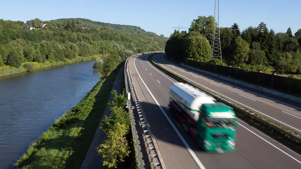 02-09-2013-Fremersdorf-Saarland-Deutschland-Die-Bundesautobahn-A8-Luxemburg-Karlsruhe-an-der-Saar-00A130902D078CARO