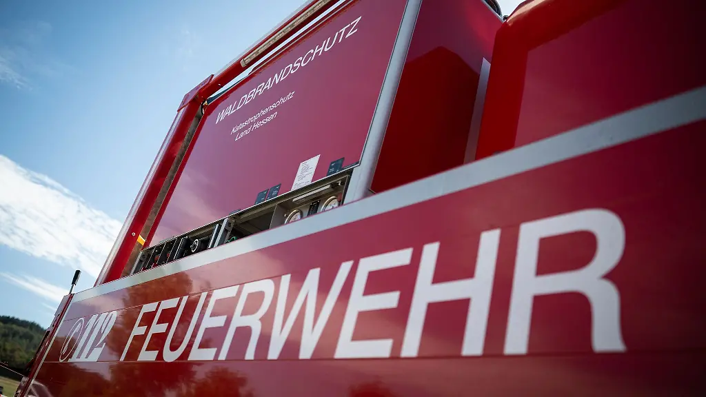 Wegn-eines-brennenden-Lastwagens-kommt-es-zu-einer-Vollsperrung-auf-der-A6