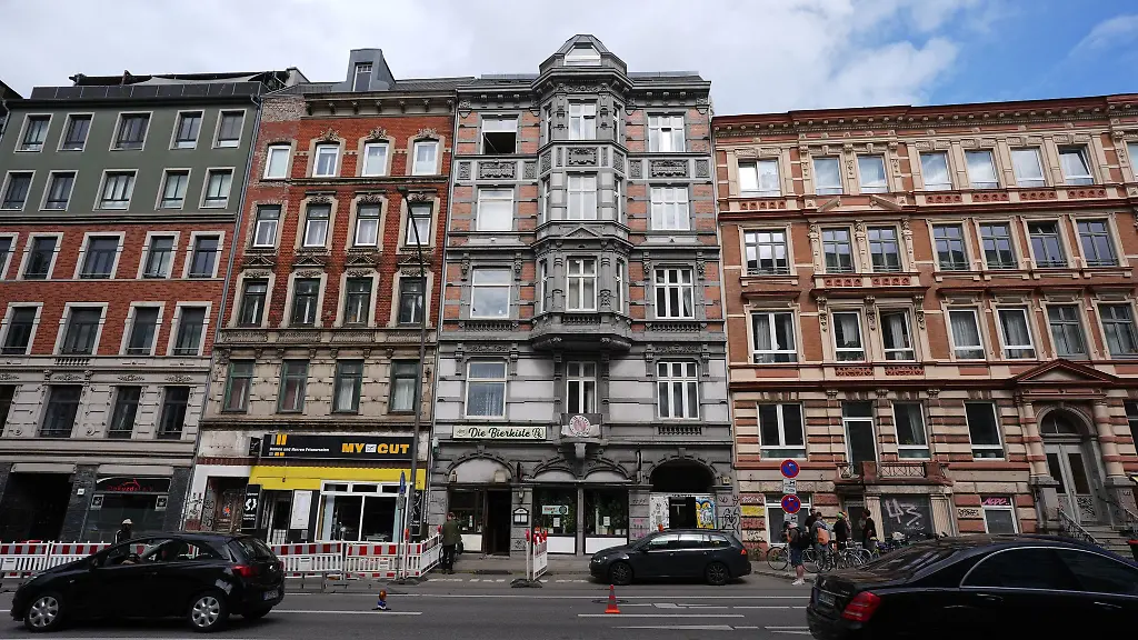 Durch-die-Baumaengel-an-dem-Altbau-sind-auch-zwei-Nachbargebaeude-in-Mitleidenschaft-gezogen