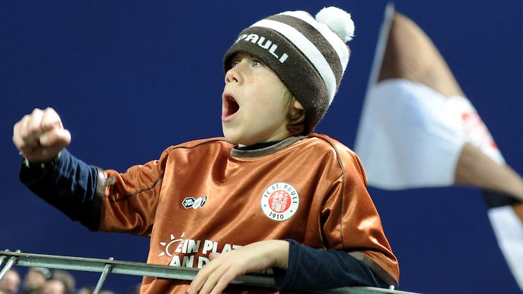 Beim FC St. Pauli ist man erleichtert, dass nach dem Becherwurf von Schalke das Geisterspiel vermieden werden konnte.