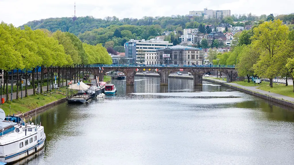 Fuer-das-Saarland-als-Industriestandort-sei-es-entscheidend-dass-Waren-und-Rohstoffe-ihr-Ziel-erreichten-sagt-Mobilitaetsministerin-Petra-Berg-SPD