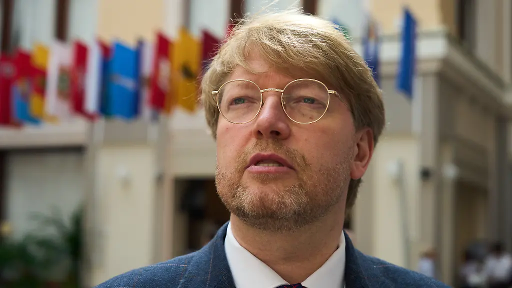 Nikolai-Rybakow-Vorsitzender-der-oppositionellen-Partei-Jabloko-spricht-mit-Journalisten-als-er-bei-der-Zentralen-Wahlkommission-eintrifft-um-die-Unterlagen-fuer-die-Parlamentskandidaten-seiner-Partei-einzureichen-Die-Parlamentswahl-findet-am-20-09-2026-statt