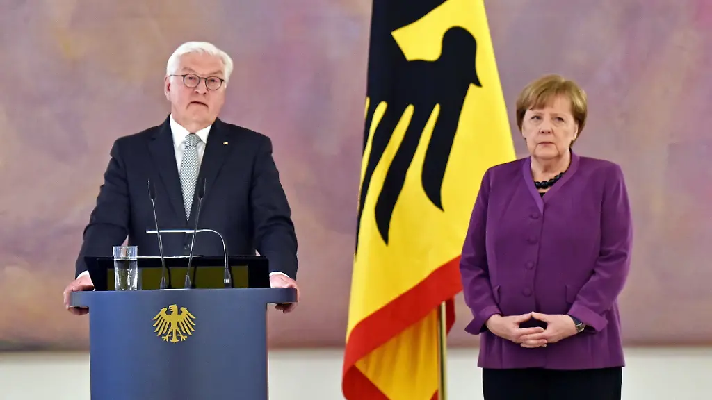 Frank-Walter-Steinmeier-Angela-Merkel-Verleihung-des-Grosskreuzes-des-Verdienstordens-der-Bundesrepublik-Deutschland-in-besonderer-Ausfuehrung-an-Bundeskanzlerin-a-D-Angela-Merkel-am-17-04