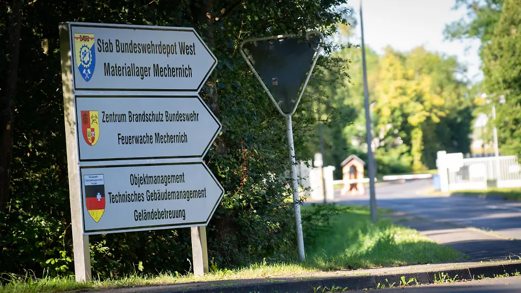 Schilder-weisen-auf-den-Stab-Bundeswehrdepot-West-Materiallager-Mechernich-Zentrum-Brandschutz-Bundeswehr-Feuerwache-Mechernich-Objektmanagement-Technisches-Gebaeudemanagement-Gelaendebetreuung-in-Mechernich-im-Kreis-Euskirchen-hin-Die-Stadt-Mechernich-hat-angesichts-moeglicher-Trinkwasser-Verunreinigungen-Teil-Entwarnung-gegeben-Untersuchungen-einer-Feuerwehr-Spezialeinheit-haetten-ergeben-dass-das-Wasser-nicht-biologisch-oder-chemisch-belastet-sei-sagte-ein-Stadtsprecher-am-Morgen-Das-Mechernicher-Gesundheitsamt-hatte-nach-der-Entdeckung-eines-durchschnittenen-Zaunes-an-einem-Trinkwasser-Hochbehaelter-der-Stadt-am-Donnerstagabend-15-08-2024-davor-gewarnt-das-Wasser-zu-nutzen