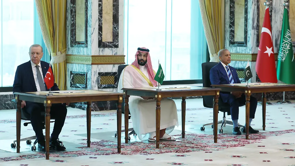 MECCA-SAUDI-ARABIA-AUGUST-7-EDITORIAL-USE-ONLY-MANDATORY-CREDIT-TURKISH-PRESIDENCY-MURAT-CETINMUHURDAR-HANDOUT-NO-MARKETING-NO-ADVERTISING-CAMPAIGNS-DISTRIBUTED-AS-A-SERVICE-TO-CLIENTS-Turkish-President-Recep-Tayyip-Erdogan-L-Saudi-Crown-Prince-Mohammed-bin-Salman-C-and-Pakistani-Prime-Minister-Shehbaz-Sharif-R-sign-a-trilateral-defense-agreement-in-Mecca-Saudi-Arabia-on-August-7-2026