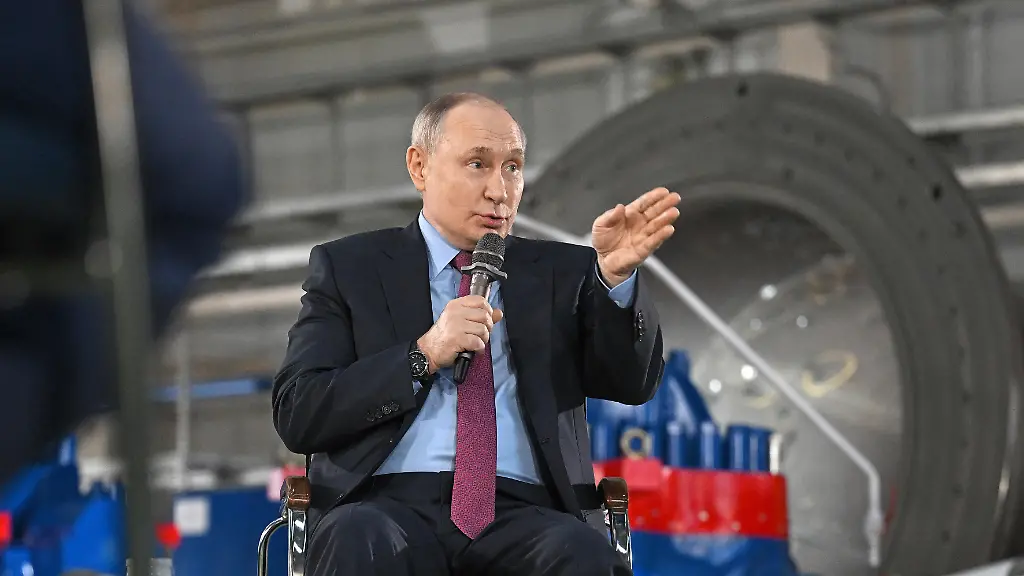 Working-trip-of-Russian-President-Vladimir-Putin-to-Chelyabinsk-Russian-President-Vladimir-Putin-during-a-meeting-with-students-and-workers-of-industrial-enterprises-of-the-Chelyabinsk-region-on-the-territory-of-the-Stankomash-industrial-park-16-02