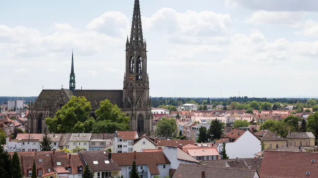 Geografie-BRD-Rheinland-Pfalz-Speyer-Stadtansicht-Gedaechtniskirche-und-Kirche-St