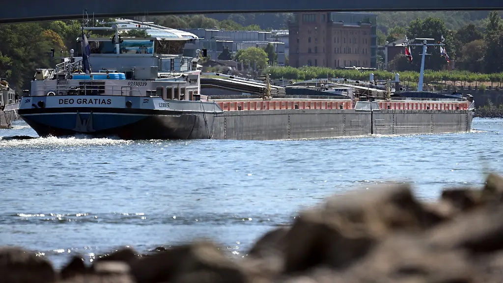 Gueter-koennen-aktuell-auf-den-Wasserstrassen-wegen-der-niedrigen-Pegelstaende-nur-eingeschraenkt-transportiert-werden-Niedersachsen-hebt-daher-das-Lkw-Fahrverbot-teilweise-auf