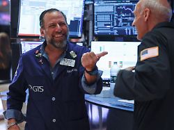 S&P schließt auf Rekordhoch: Schwache Jobdaten beflügeln die Wall Street