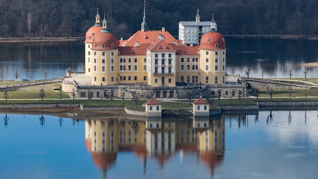 Die-Nordterrasse-von-Schloss-Moritzburg-ist-die-Hauptspielstaette-des-Moritzburg-Festivals-fuer-Kammermusik