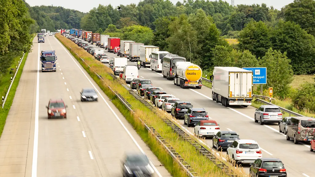 Schleppend-laeuft-der-Verkehr-auf-der-Autobahn-24-bei-Hamburg-in-Richtung-Berlin-Laut-Einschaetzung-des-ADAC-ist-das-erste-August-Wochenende-das-staureichste-der-gesamten-Ferienzeit