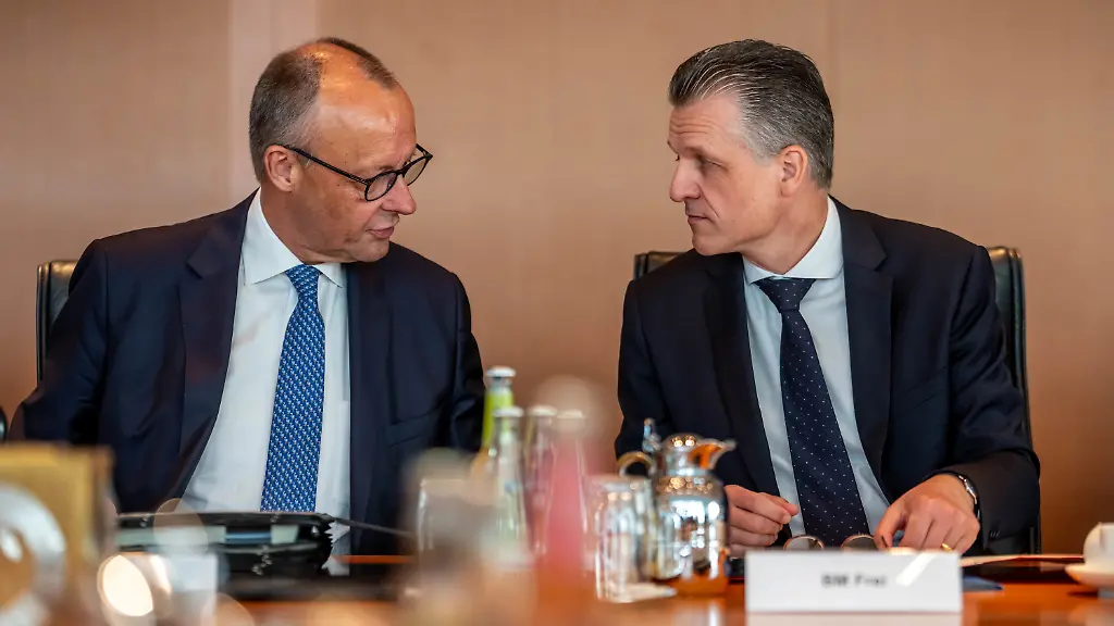29-07-2026-Berlin-Thorsten-Frei-CDU-r-bisheriger-Chef-des-Bundeskanzleramts-und-Bundesminister-fuer-besondere-Aufgaben-spricht-mit-Bundeskanzler-Friedrich-Merz-CDU-vor-Beginn-der-Sitzung-des-Bundeskabinetts-im-Kanzleramt