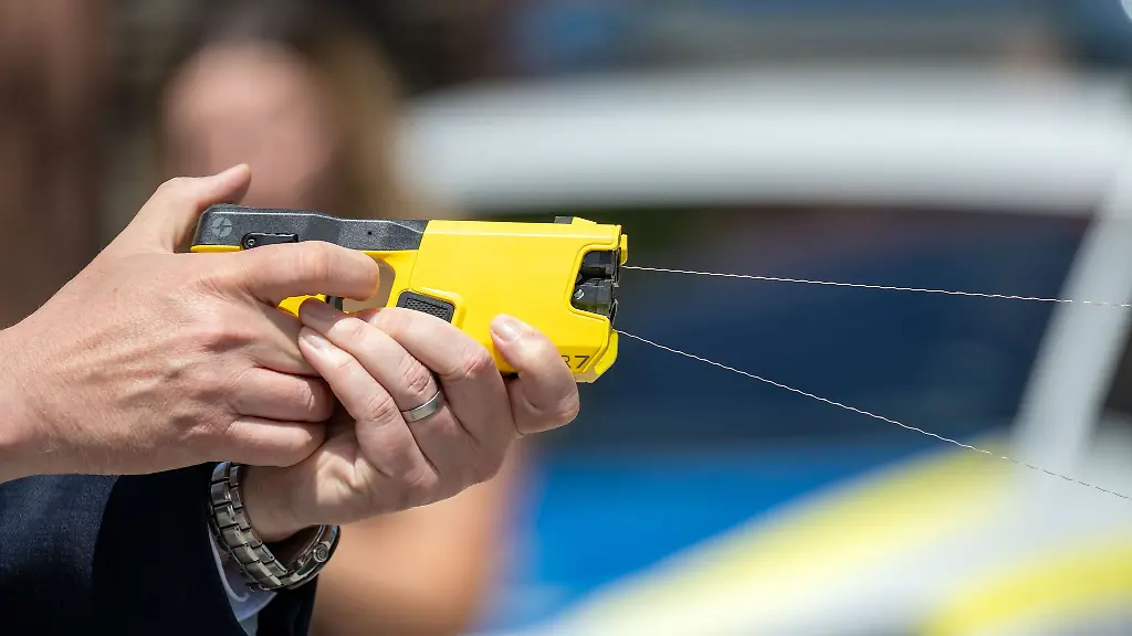 Taser-statt-Pistole-Die-bayerische-Polizei-testet-den-Einsatz-auf-Streife
