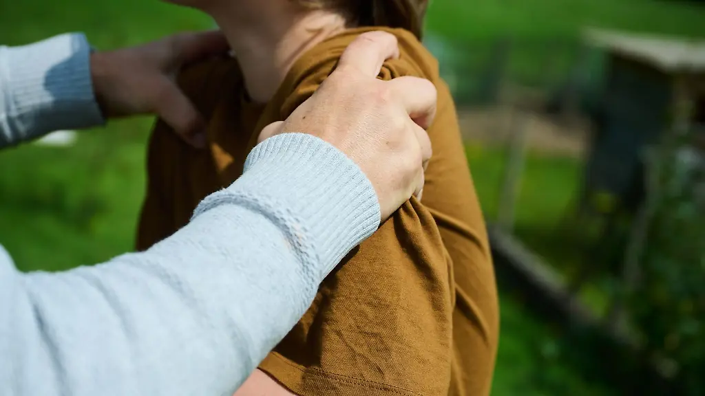 Die-Kinderschutz-Hotline-hoert-unter-0800-8888-004-zu-und-vermittelt-Hilfe-vor-Ort