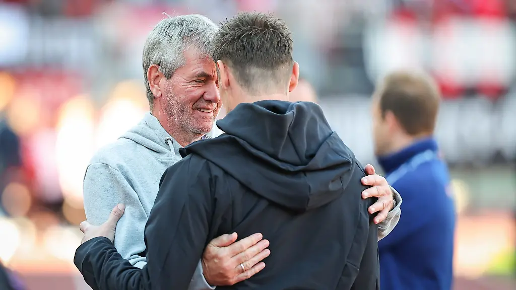 Zwei-die-sich-moegen-Miroslav-Klose-r-und-Friedhelm-Funkel