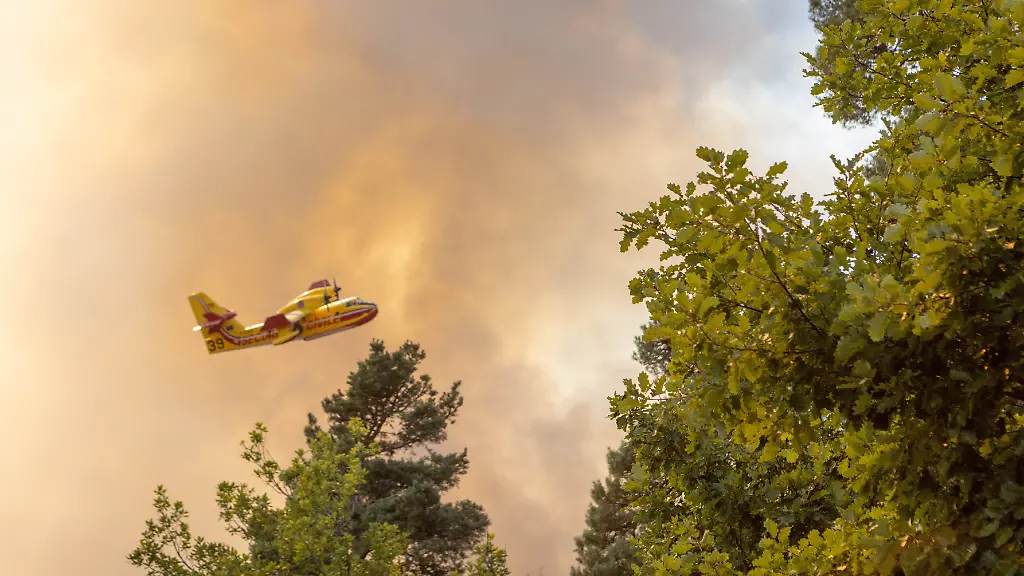 Firefighting-aircraft-Aerial-and-ground-firefighting-operations-deployed-to-contain-a-fast-moving-wildfire-threatening-rural-areas-near-the-Lake-of-Naussac-in-Naussac-Fontanes-Lozere-on-August-7-2026-DEROUDA-F1336-Credit-Franck-Derouda-SIPA-2608071935